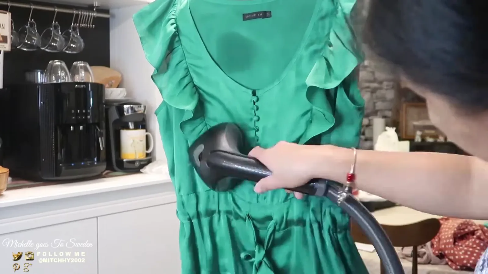 Vaporizador vertical alisando vincos em blusa de tecido fino
