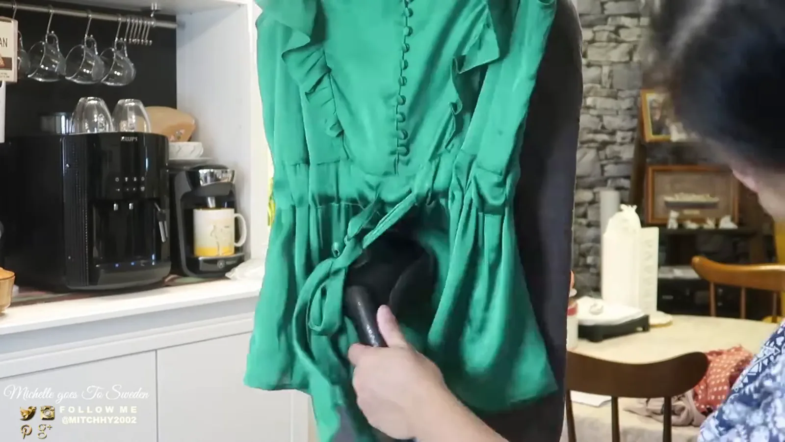 Bocal da passadeira Philips Walita deslizando sobre a roupa