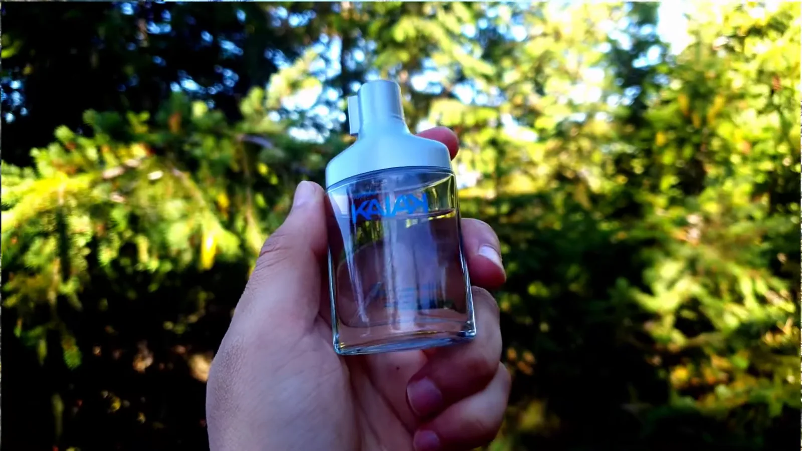 Frasco do perfume Kaiak exibido sob luz solar natural