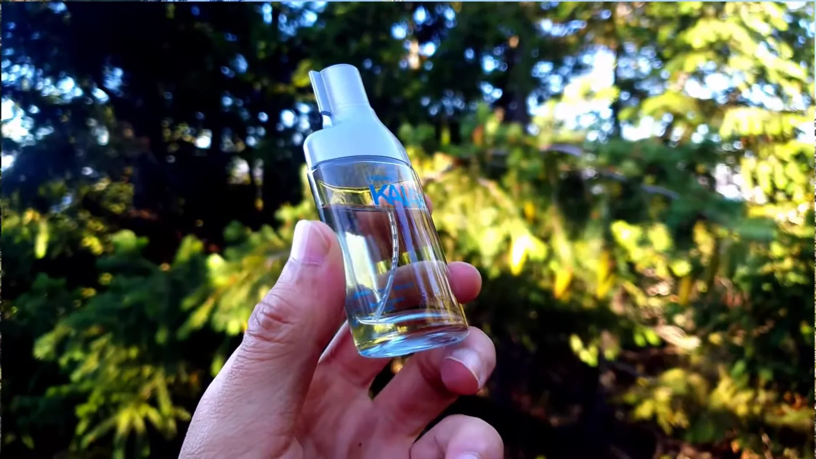 Detalhes do frasco do perfume Kaiak em ambiente externo
