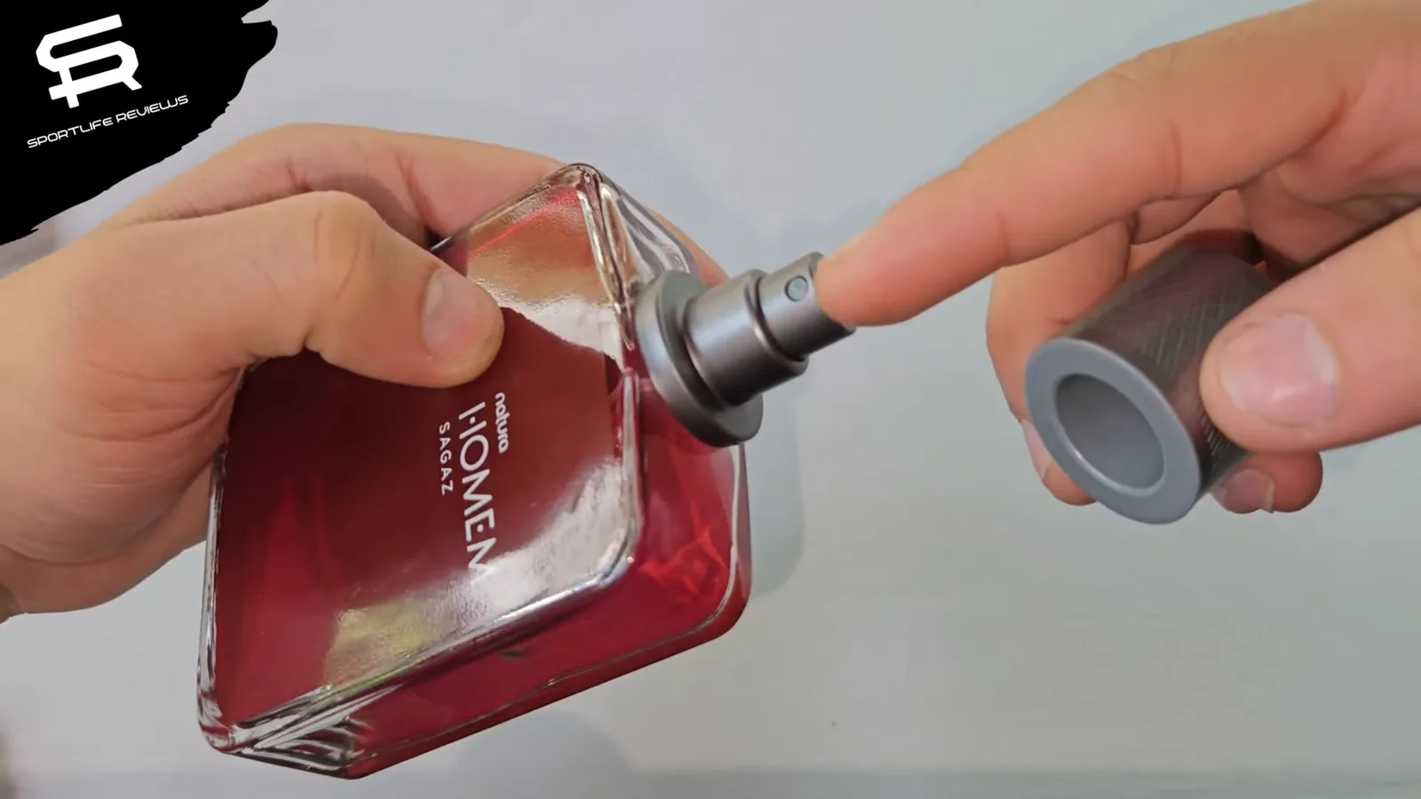 Borrifador do perfume Deo Parfum Natura Homem Sagaz em destaque