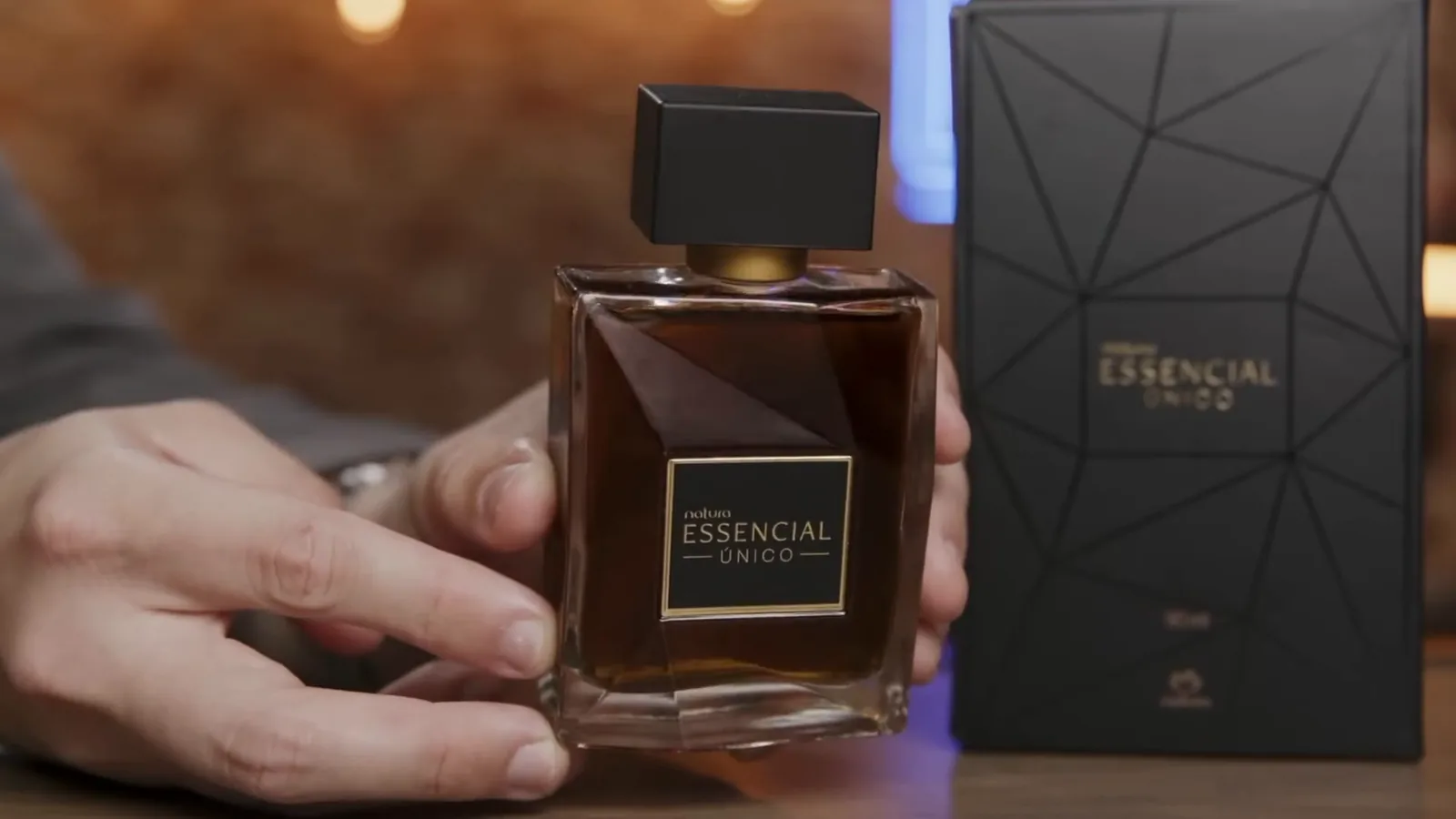 Frasco de vidro lapidado do perfume masculino Natura Essencial Único