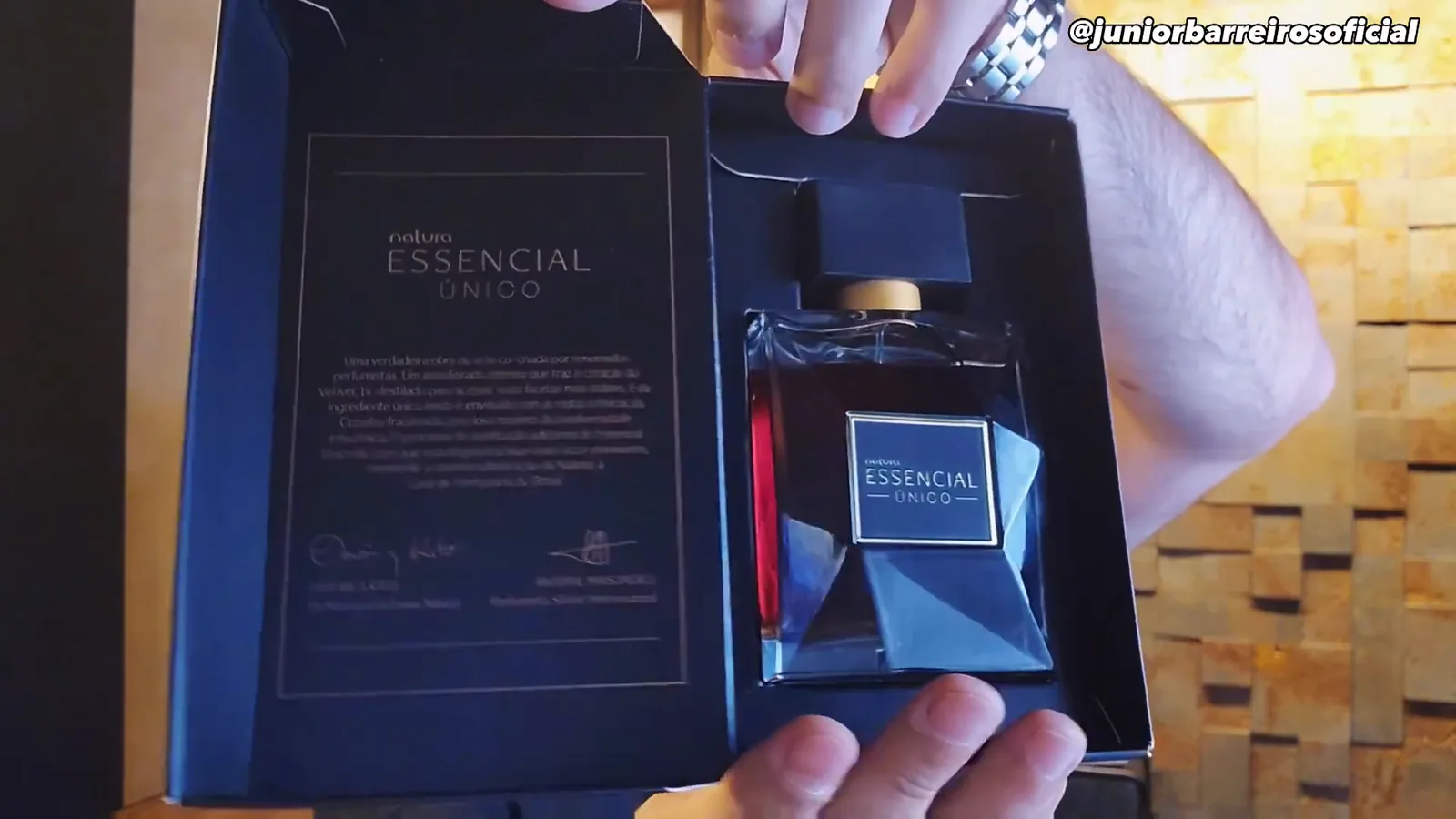 Frasco do perfume Natura Essencial Único acomodado na embalagem rígida