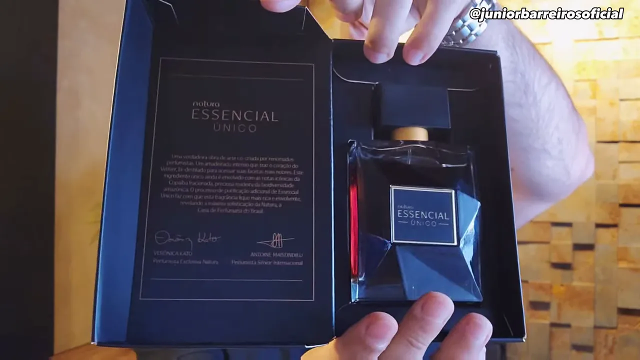 Apresentação do perfume Natura Essencial Único em sua caixa rígida