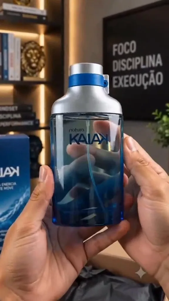 Frasco de 100 ml do desodorante colônia Natura Kaiak Clássico