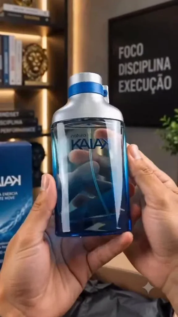 Manuseio do frasco do perfume Natura Kaiak Clássico em mãos