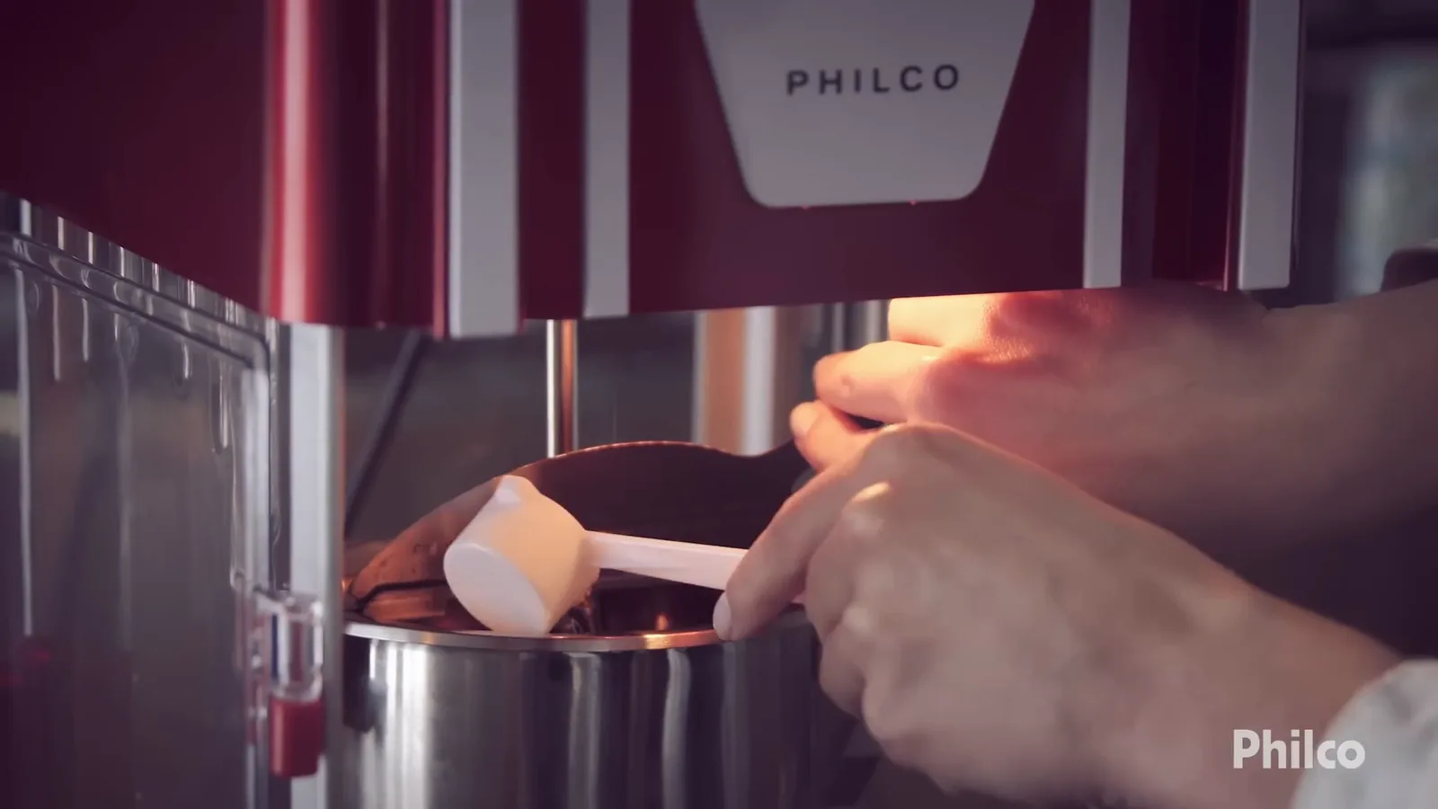 Inserção de óleo na panela da pipoqueira Philco Classic Retrô