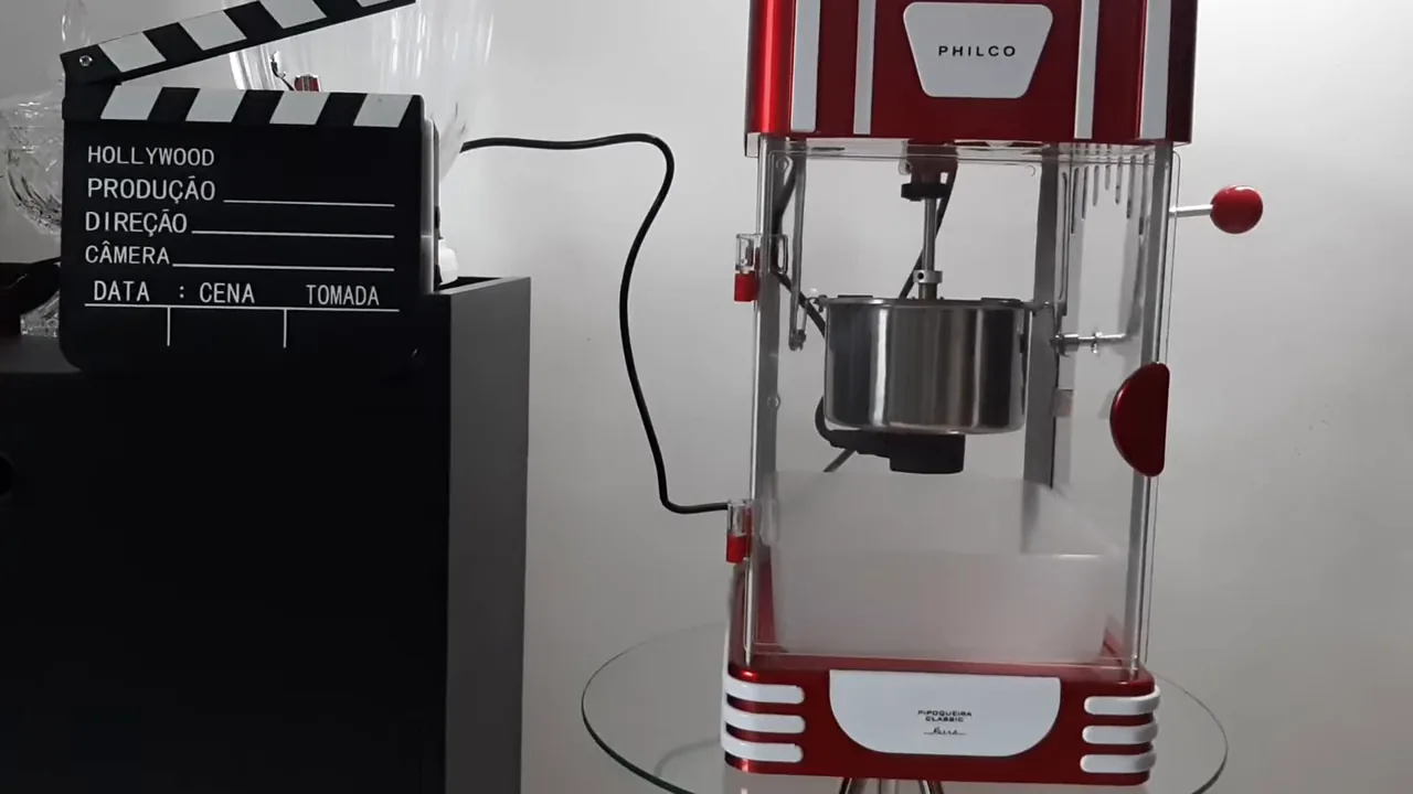 Misturador automático da pipoqueira elétrica retrô funcionando em movimento