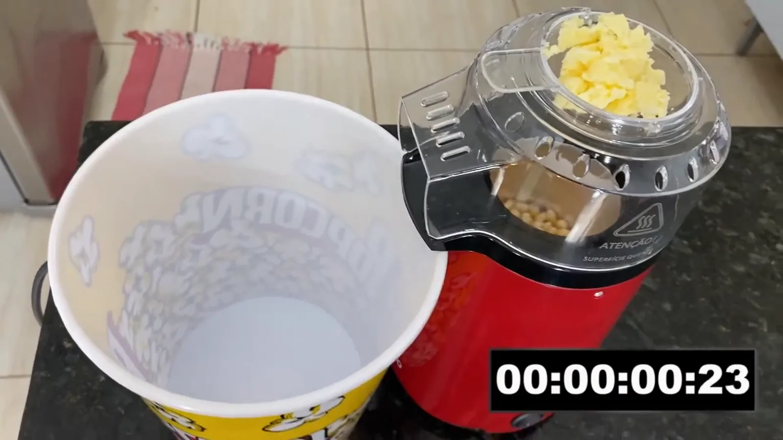 Milho aquecendo na câmara de ar quente da pipoqueira elétrica