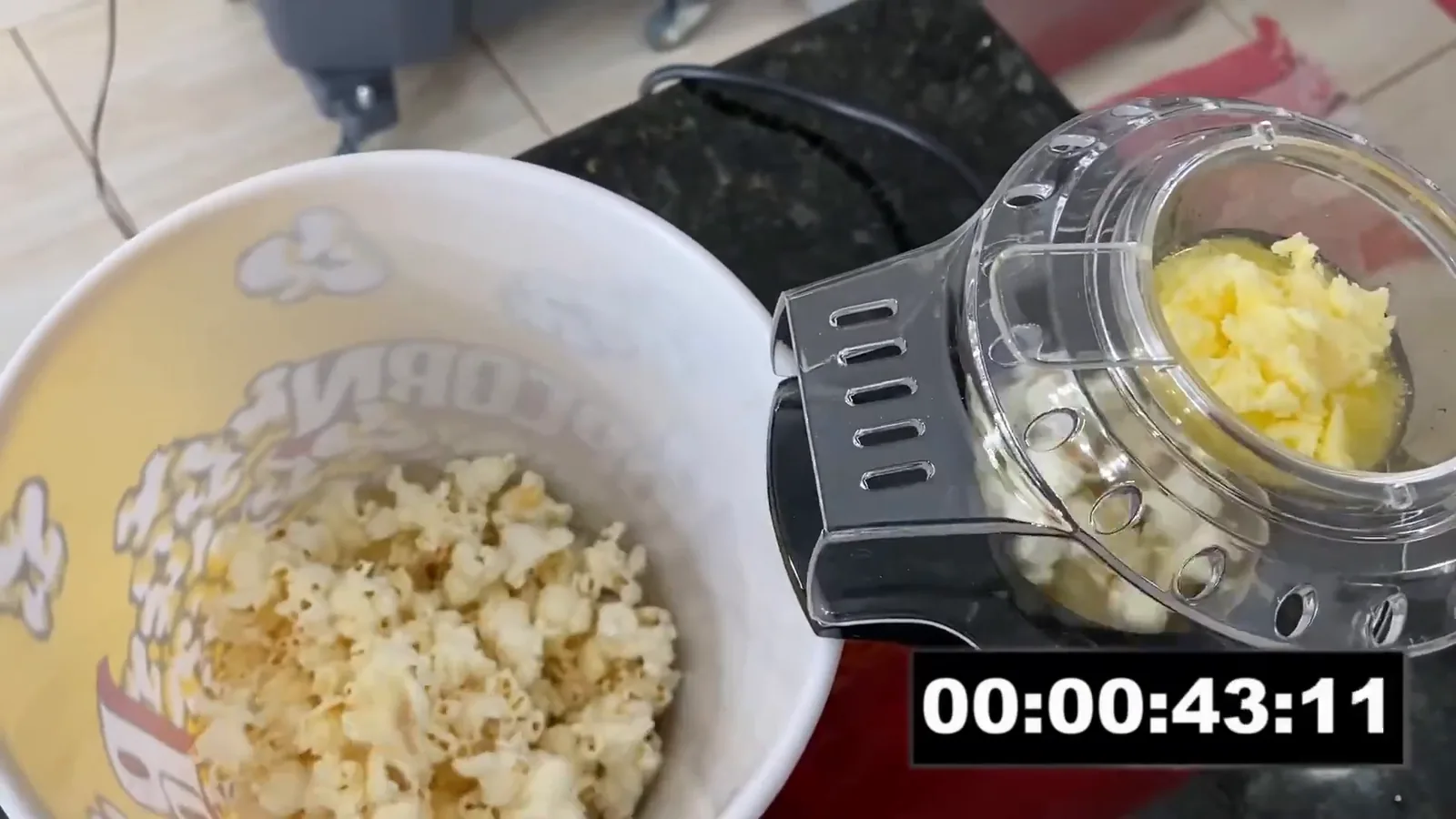 Pipocas estouradas sendo ejetadas diretamente para o balde coletor