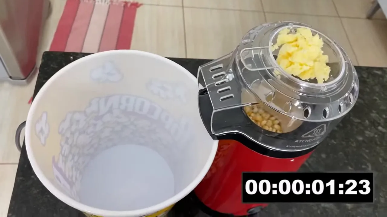 Ar quente circulando os grãos no interior da pipoqueira Agratto