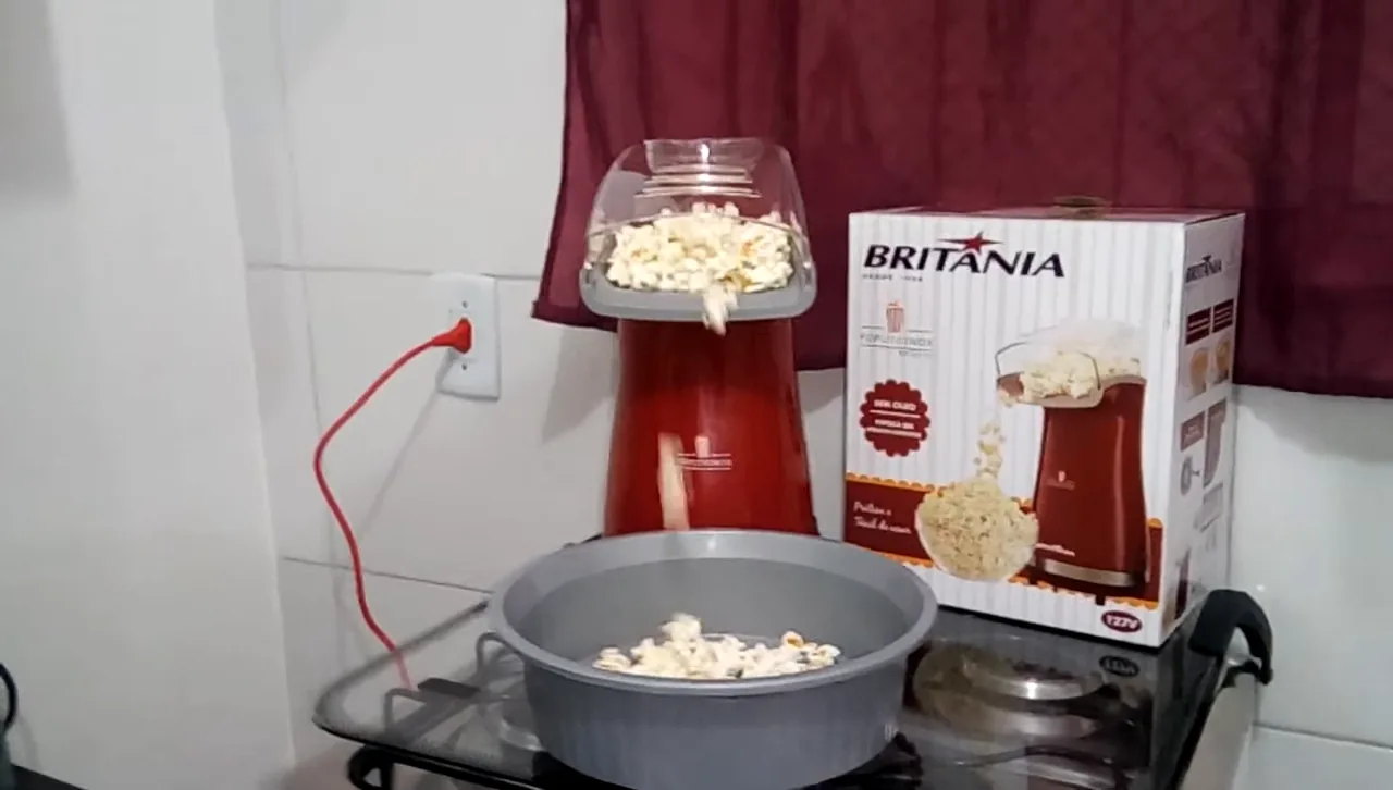 Pipoqueira elétrica Britânia Poplite Inox estourando milho e enchendo o pote