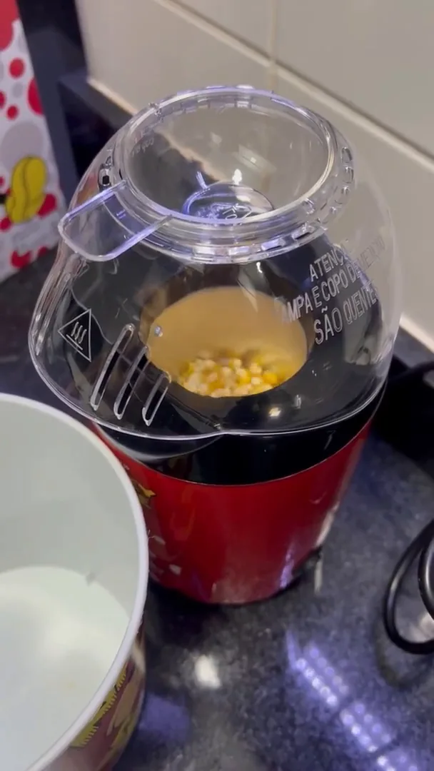 Milho sendo aquecido por ar quente na câmara da pipoqueira