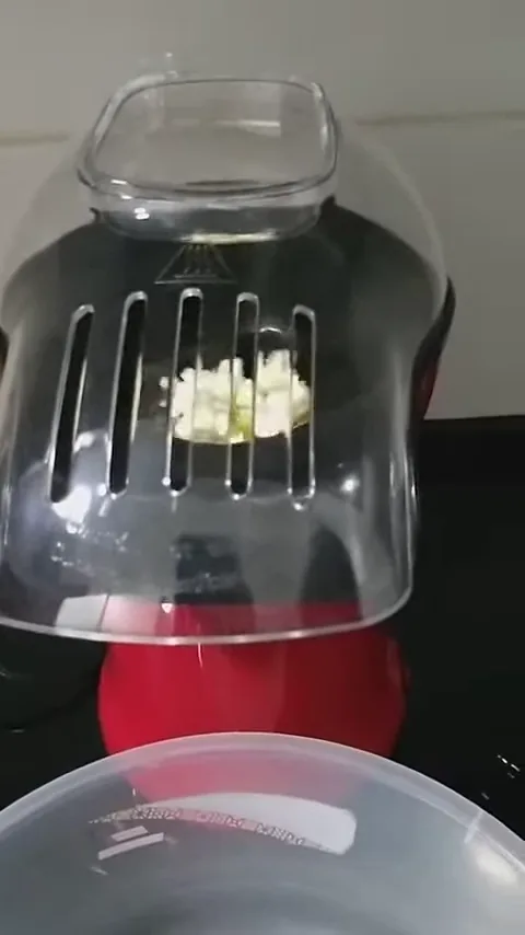 Milho estourando com ar quente dentro da pipoqueira Mondial Popflix