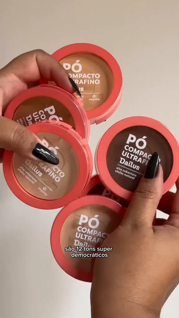 Diversos tons do pó compacto ultrafino Dailus reunidos na mão