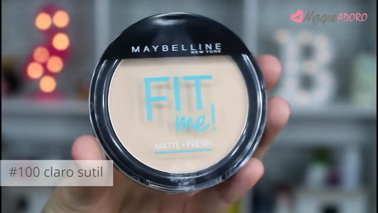 Embalagem fechada do pó compacto Maybelline Fit Me segurada na mão