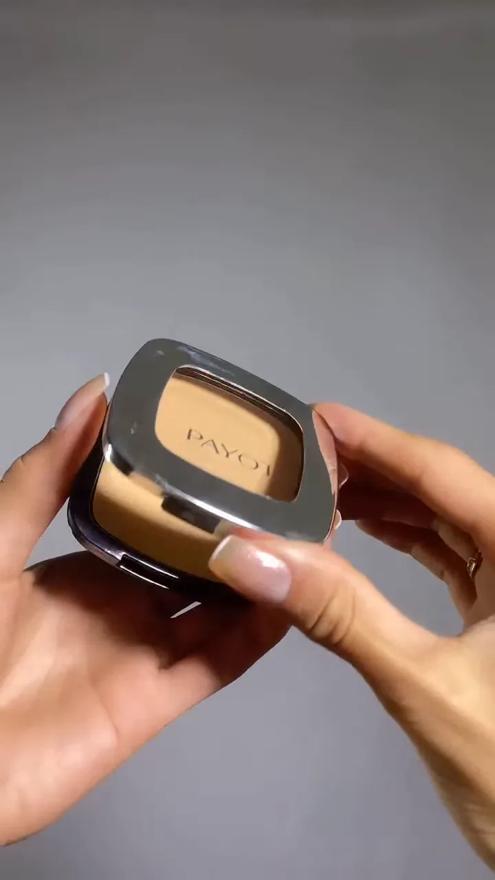 Aplicação do dedo sobre o pó compacto Payot no estojo