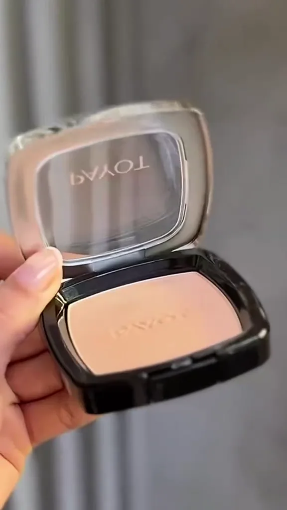 Estojo aberto com textura prensada do pó compacto Payot