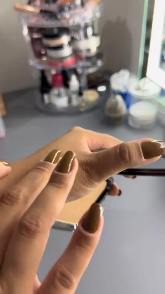Aplicação suave do pó compacto no dorso da mão em teste