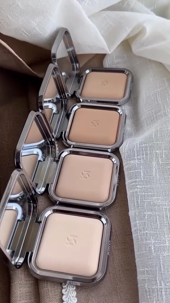 Pó compacto KIKO Milano com embalagem espelhada e textura aveludada