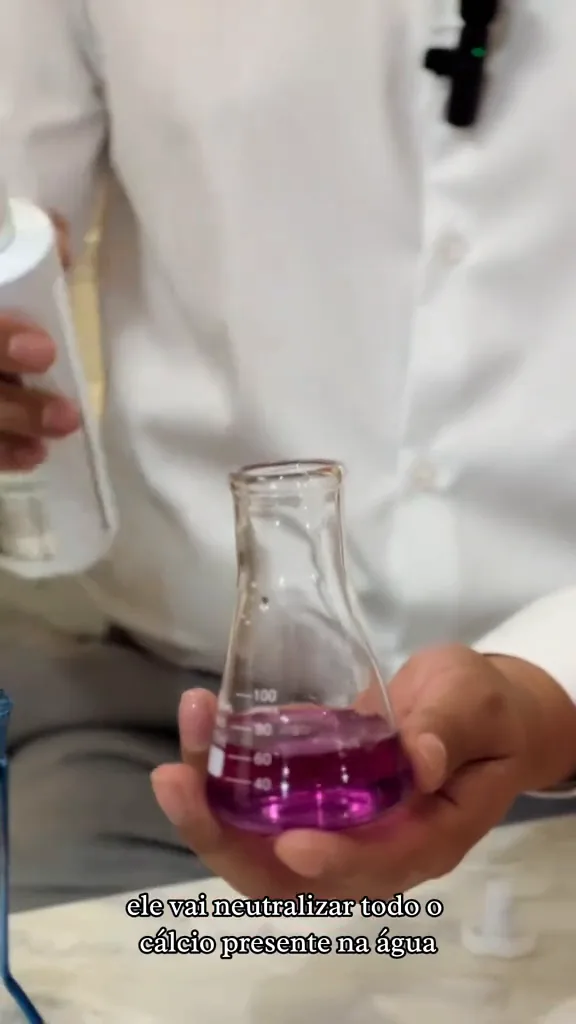 Aplicação do pré-shampoo Kérastase Première Concentré Décalcifiant no ensaio químico