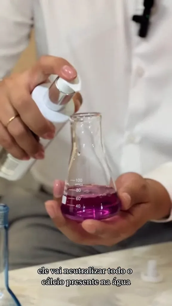 Pré-shampoo descalcificante Kérastase Première sendo dosado no frasco de teste