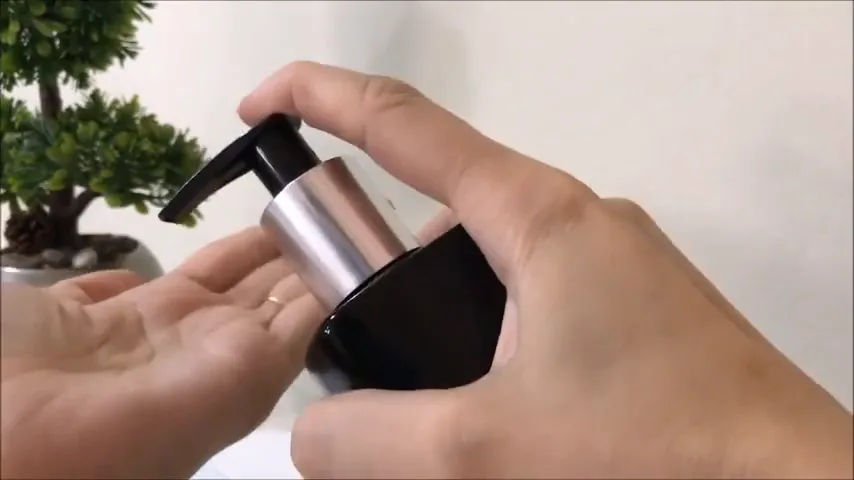Aplicação do pré-shampoo Truss dosando o produto pelo pump na mão