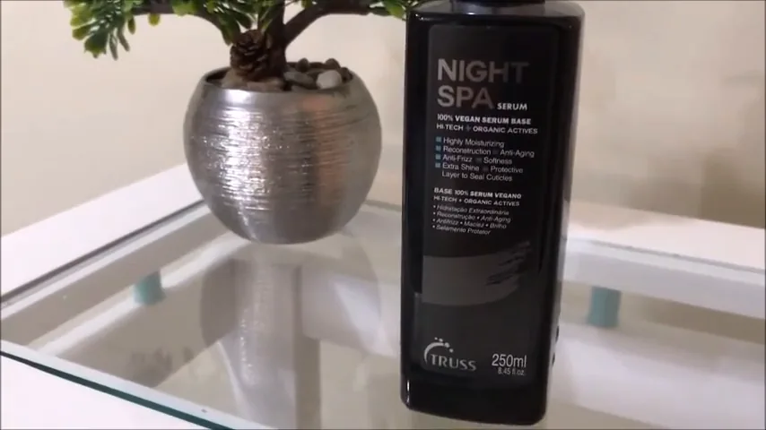 Frasco do pré-shampoo Truss Infusion Night Spa Sérum sobre a bancada