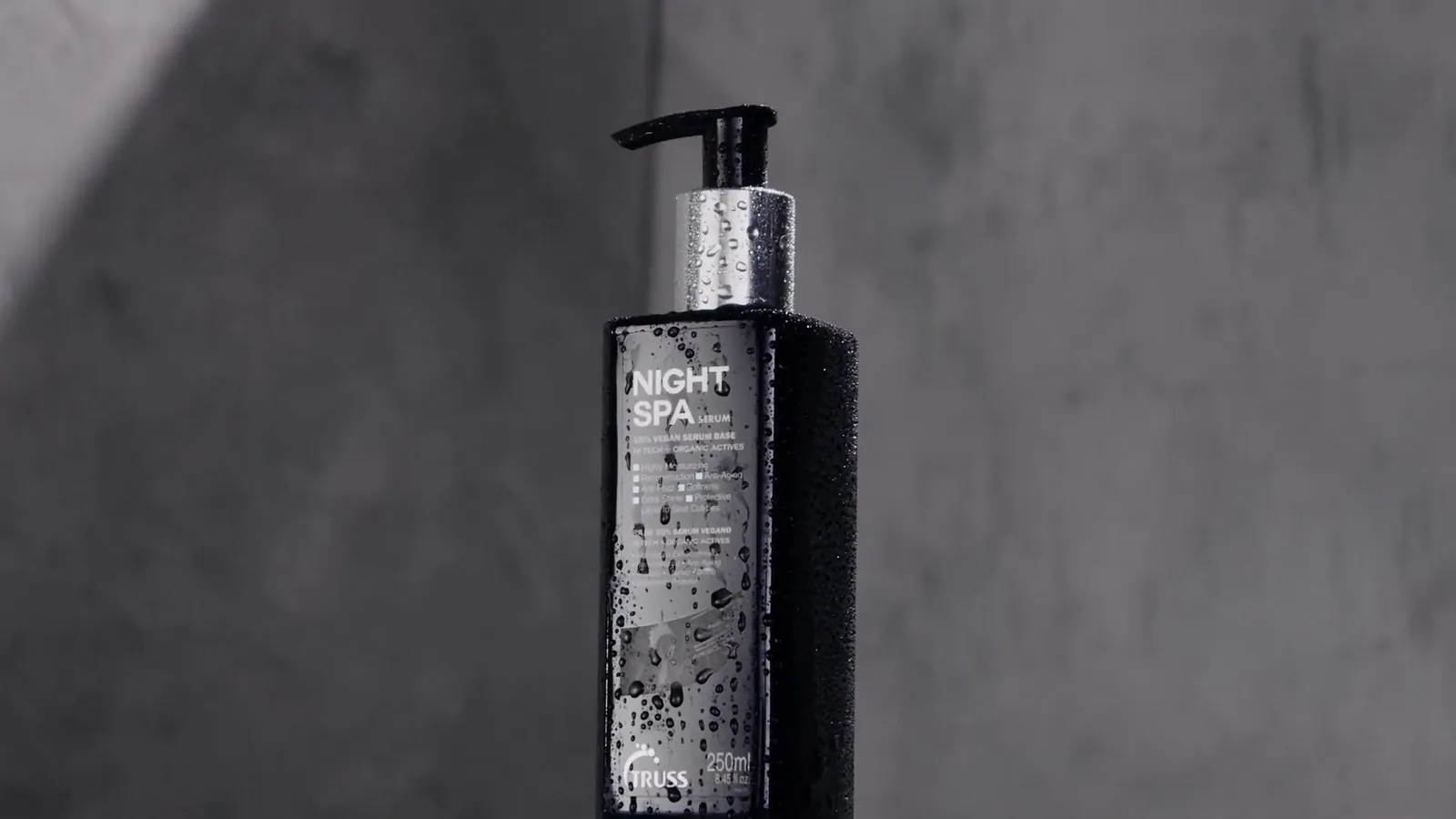 Frasco do sérum noturno Truss Night Spa em embalagem com pump