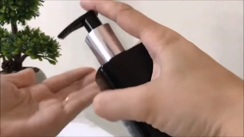 Pressionando o pump para dosar o sérum Truss na mão