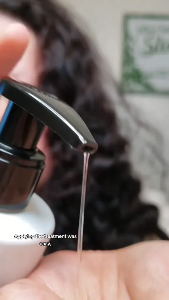 Textura em gel do pré-shampoo Metal Detox saindo pela válvula pump
