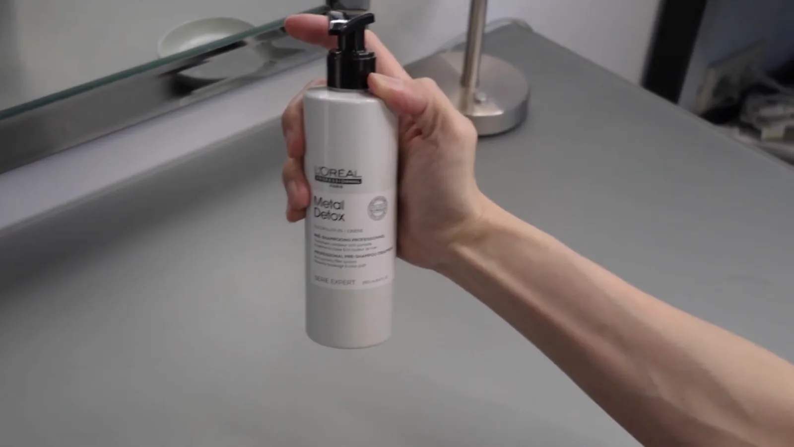Frasco do pré-shampoo Metal Detox L'Oréal com aplicador em pump