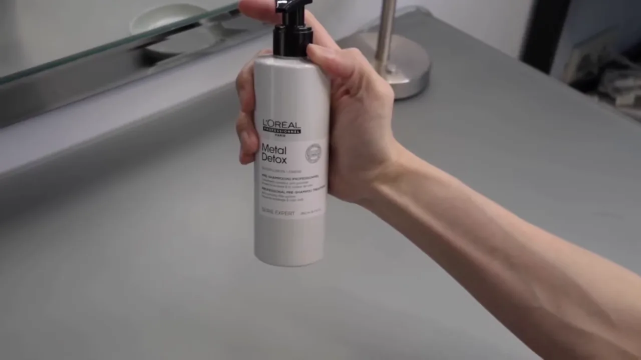 Manuseio do frasco e acionamento da válvula pump do pré-shampoo