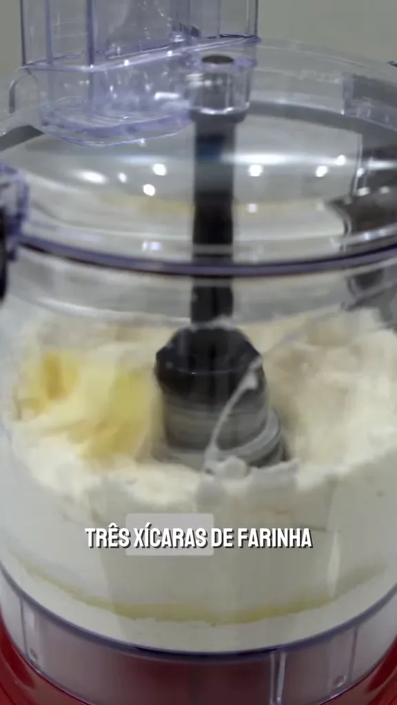 Processador KitchenAid misturando ingredientes de massa de bolo