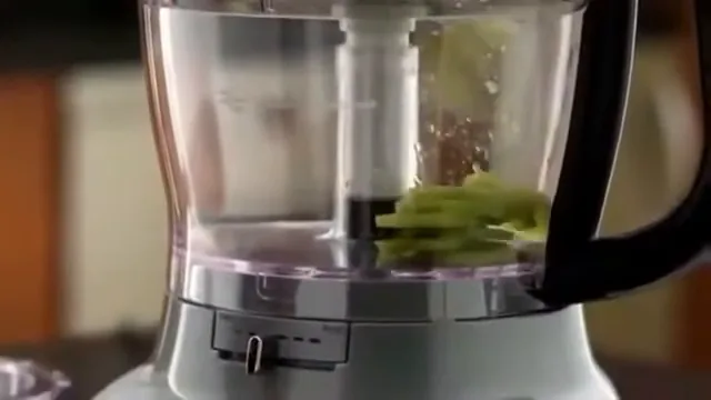 Processador de alimentos KitchenAid fatiando kiwis dentro da tigela