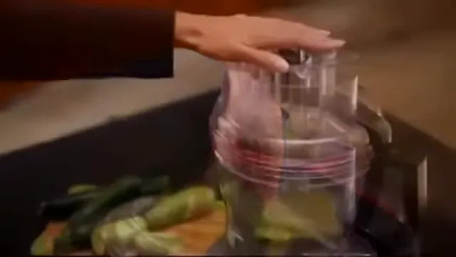 Processador de alimentos KitchenAid fatiando abobrinhas pelo bocal largo