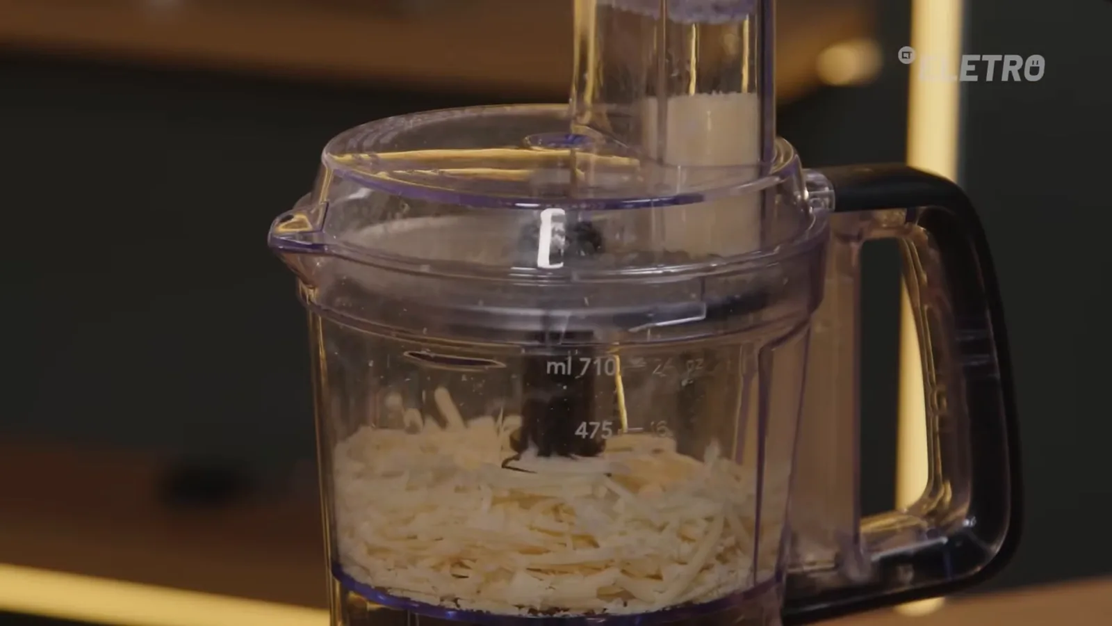 Processador compacto Electrolux ralando queijo rapidamente na jarra transparente