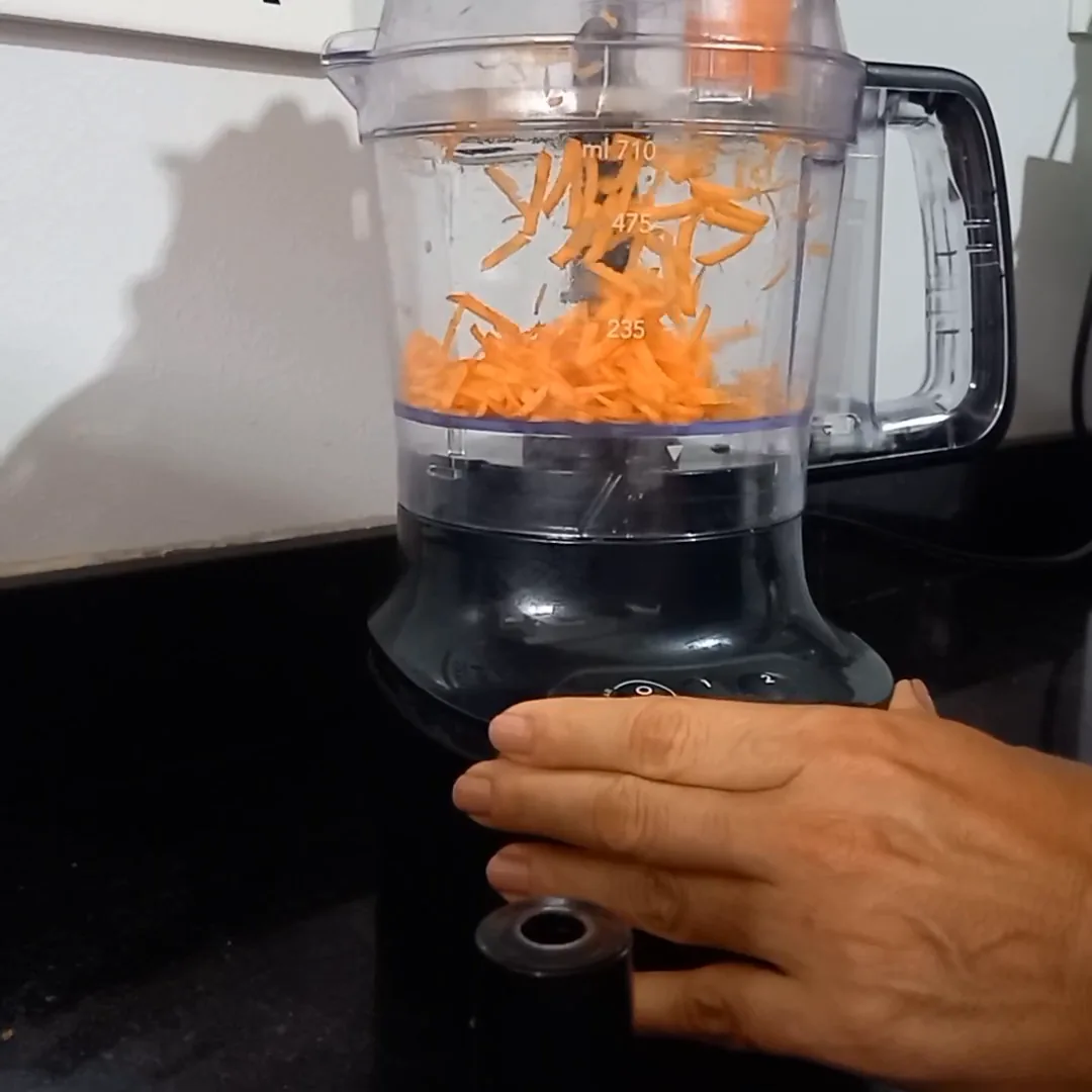 Processador de alimentos Electrolux ralando cenoura com disco reversível