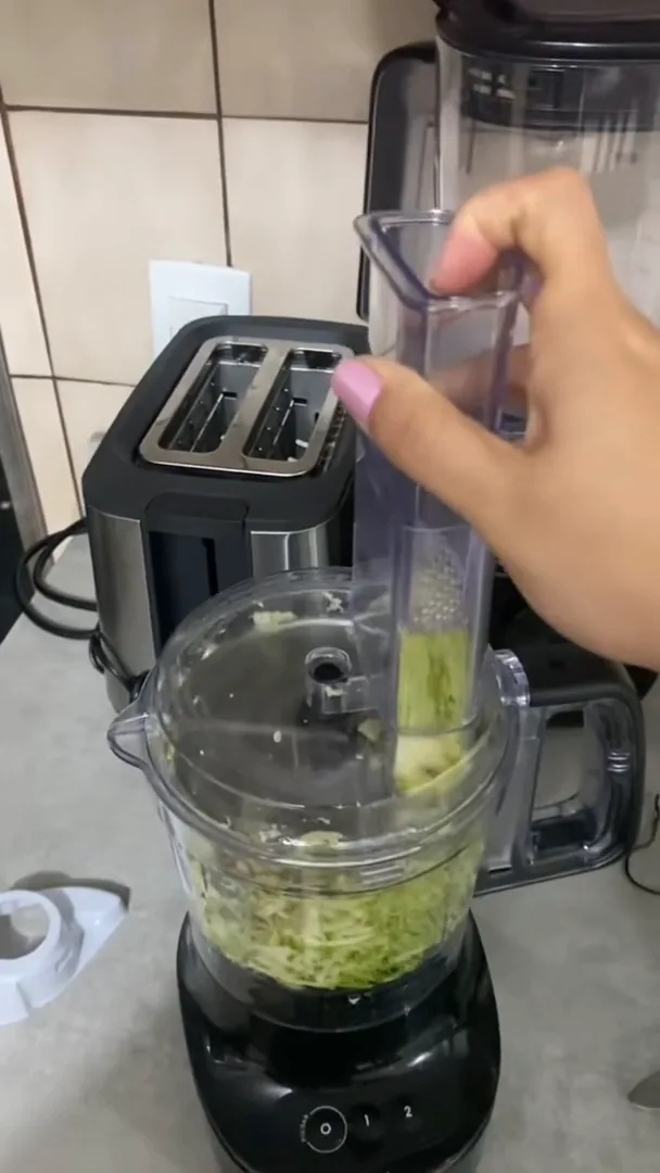 Processador compacto Electrolux EFP500 ralando abobrinha com disco de corte