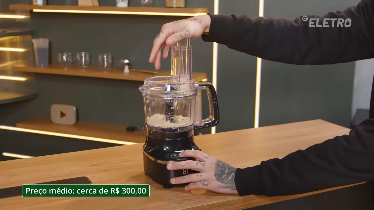 Processador de alimentos Electrolux ralando queijo em funcionamento contínuo