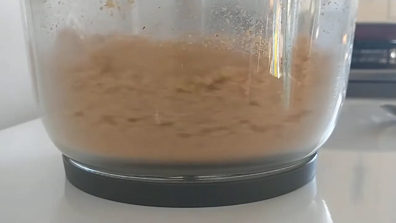 Processador transformando amendoim moído em pasta mais densa