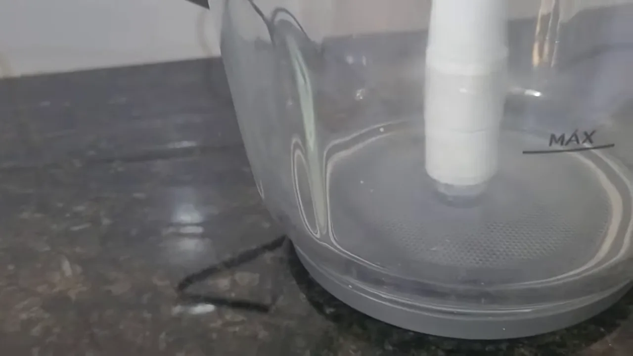 Acionamento da primeira velocidade com lâminas girando no miniprocessador