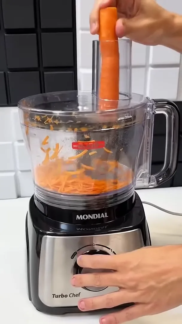 Multiprocessador Mondial ralando cenouras frescas com facilidade