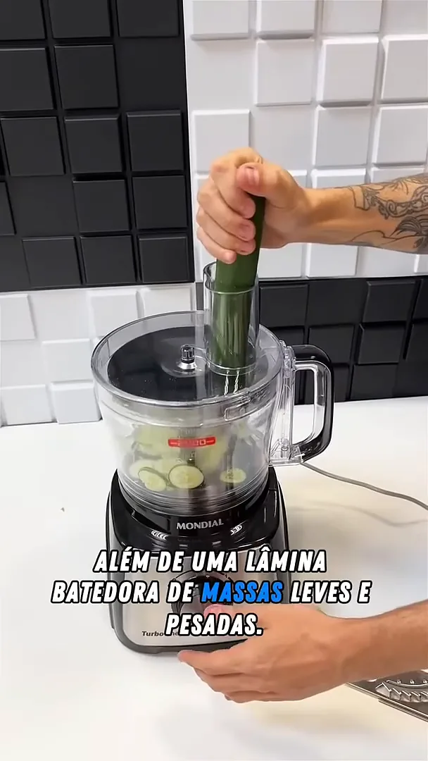 Processador Mondial fatiando pepinos rapidamente na tigela coletora