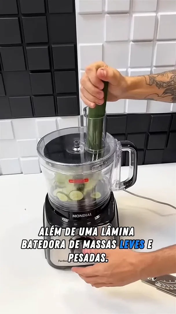 Processador Mondial fatiando pepinos frescos com o disco fatiador