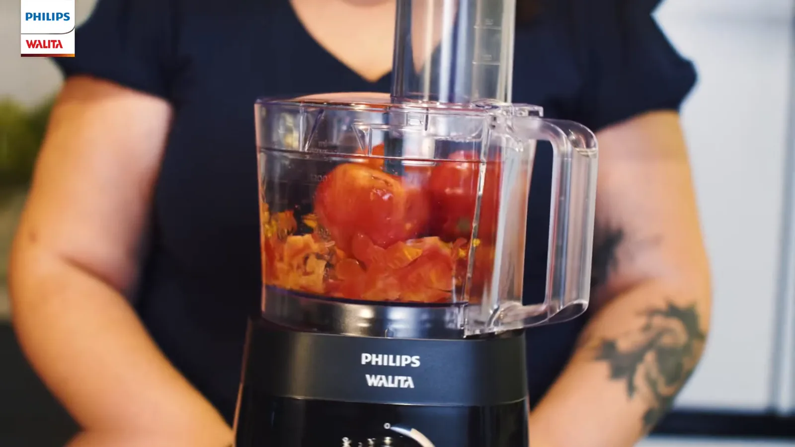 Multiprocessador Philips Walita triturando tomates rapidamente na jarra transparente