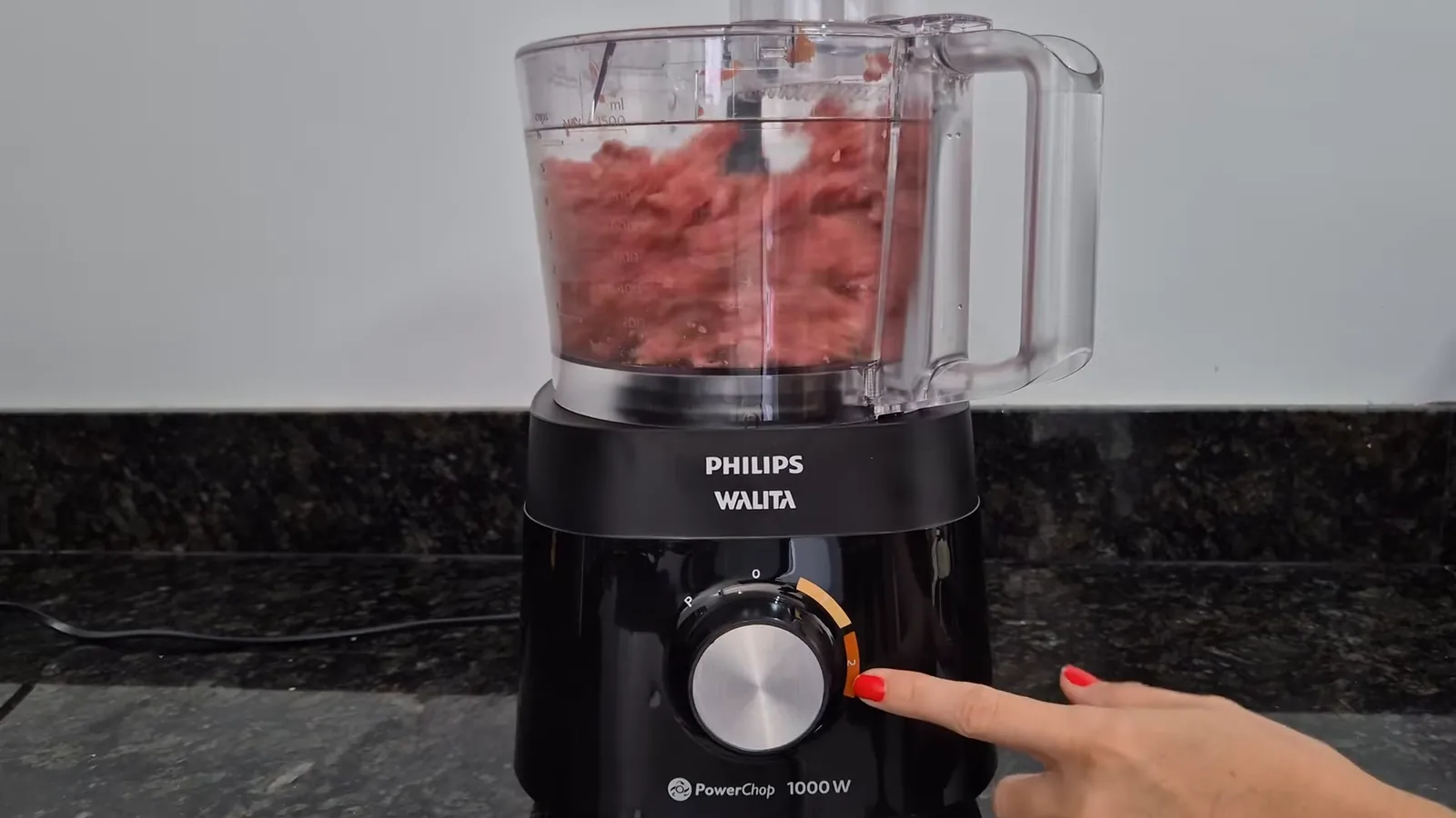Multiprocessador Philips Walita triturando carne vermelha com lâmina PowerChop