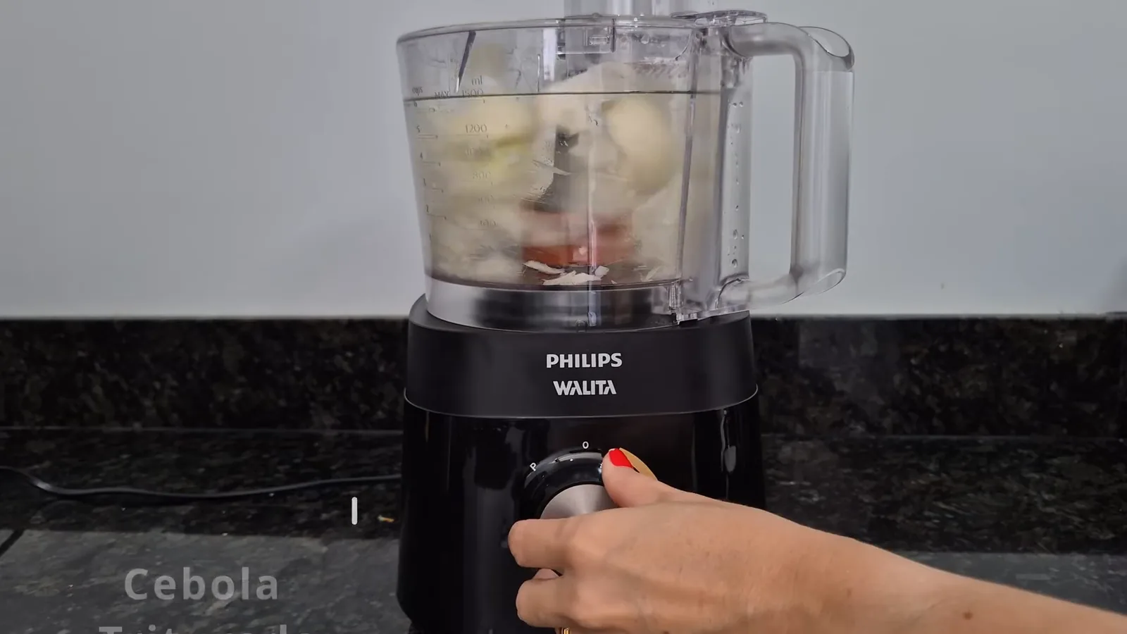 Multiprocessador Philips Walita picando cebola com lâmina de corte