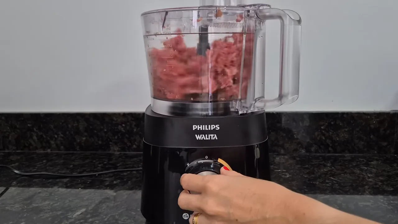 Multiprocessador Philips Walita triturando carne bovina com facilidade