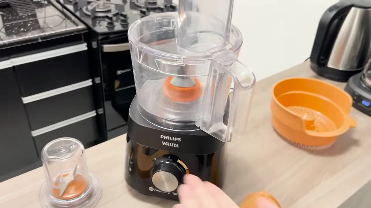 Multiprocessador com tigela e lâmina acionadas em rotação contínua